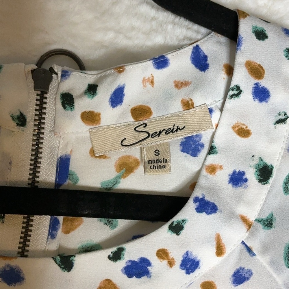 Serrín White and Blue Fitted Blouse with 3/4 Sleeves and Bib Collar - Picture 7 of 15